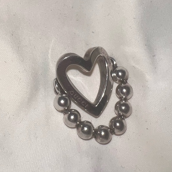 Pre-loved Authentic GUCCI ring. Size between 7-8. Fits good on index or middle. - Picture 1 of 4